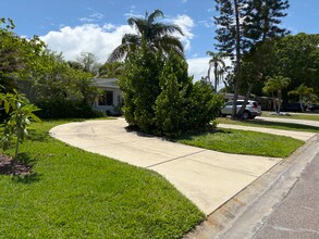 262 43rd Ave NE in St. Petersburg, FL - Building Photo - Building Photo