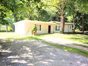 671 W Clark Rd, Unit 1 in Ypsilanti, MI - Foto de edificio - Building Photo