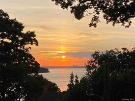 161 W 15th Ave in Sea Cliff, NY - Building Photo