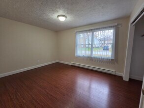 20 Booker St, Unit Unit B in Lisbon, ME - Foto de edificio - Building Photo