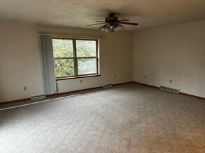 732 Meadow Park Dr-Unit -B-2 in Clinton, WI - Building Photo - Building Photo
