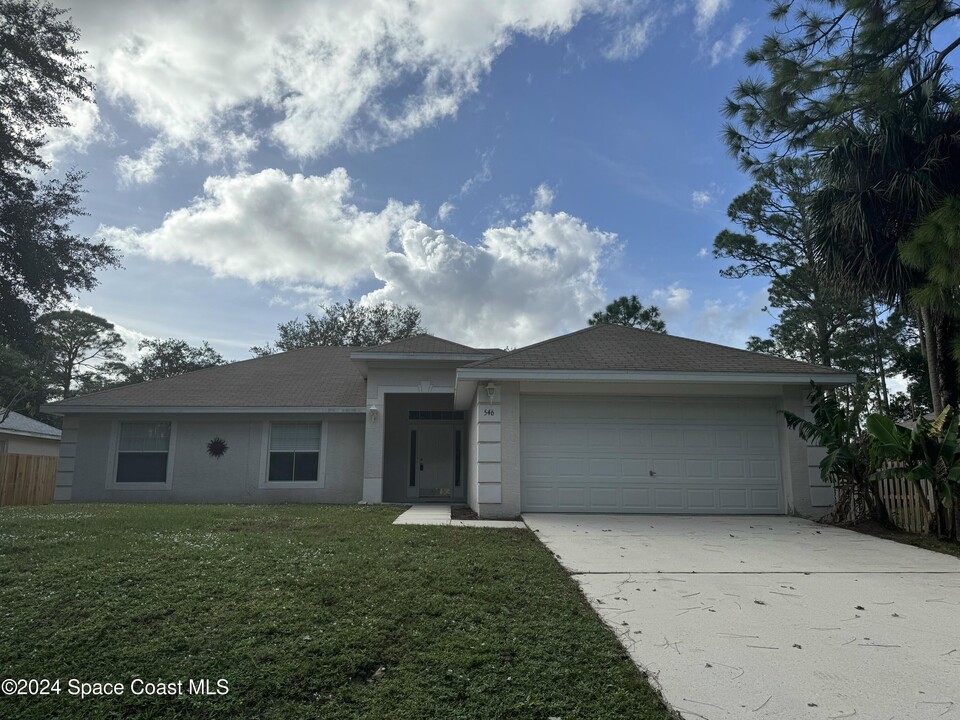 546 Darien Ave SW in Palm Bay, FL - Building Photo