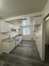 402 N West St in Visalia, CA - Foto de edificio - Building Photo