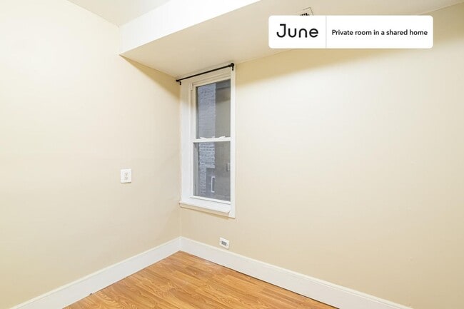 Private bedroom in 3 bed/1 bath Home in Chicago, IL - Building Photo - Building Photo