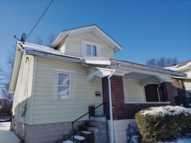 property at 814 S 37th St