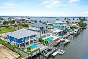 256 Ibis St in Fort Myers Beach, FL - Building Photo