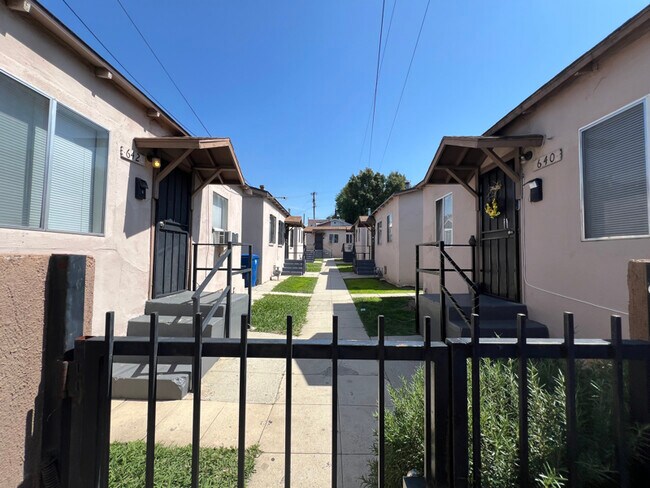 640 San Benito St in Los Angeles, CA - Building Photo - Building Photo