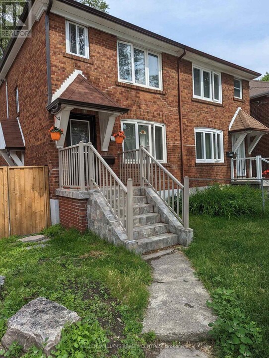 113 Osborne Ave in Toronto, ON - Building Photo