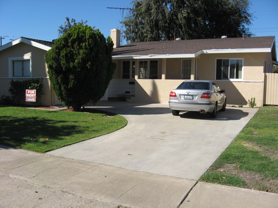 3119 W Lindacita Ln in Anaheim, CA - Building Photo