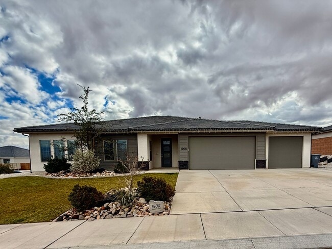 property at 1908 E Sunshine Trl