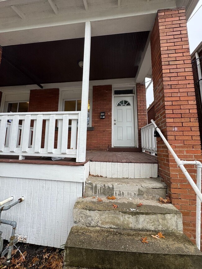 2450 Starkamp St in Pittsburgh, PA - Foto de edificio - Building Photo