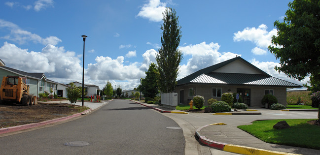 2388 Maia Loop in Springfield, OR - Foto de edificio - Building Photo