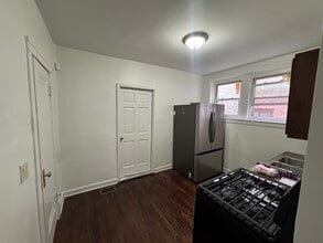 8222 S Marshfield Ave, Unit 1 in Chicago, IL - Foto de edificio - Building Photo