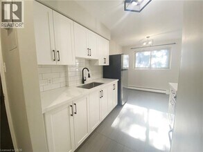 163 Chandler Dr in Kitchener, ON - Building Photo - Building Photo