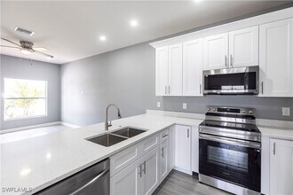 4723 30th St SW in Lehigh Acres, FL - Foto de edificio - Building Photo