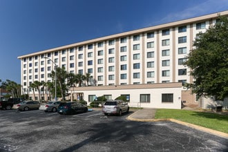 Central Manor Apartments in Daytona Beach, FL - Foto de edificio - Building Photo