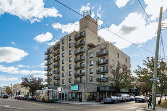 Bayside Plaza in Bayside, NY - Building Photo - Primary Photo