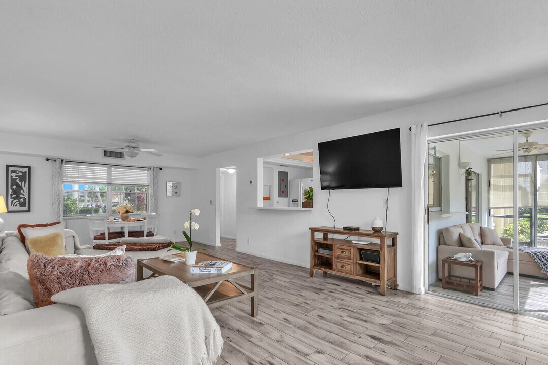 5540 Tamberlane Cir in Palm Beach Gardens, FL - Building Photo