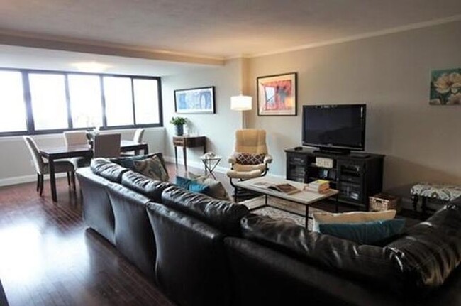 6 Whittier Pl, Unit #8M in Boston, MA - Foto de edificio - Building Photo