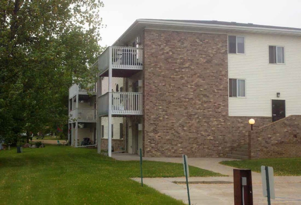 Woodcrest Apartments in Warroad, MN - Building Photo