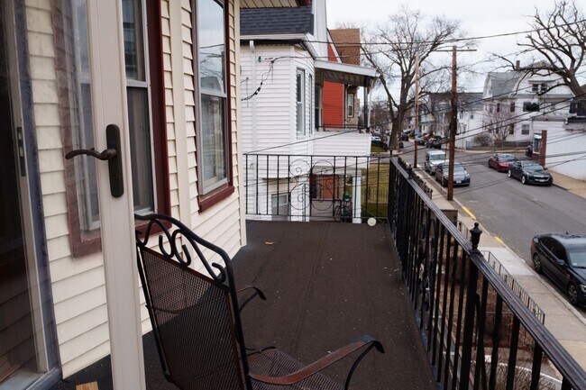 11 Bowdoin St, Unit Unit # 2 in Medford, MA - Building Photo - Building Photo