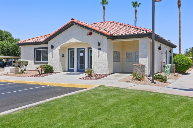 Villa Nueva in Yuma, AZ - Building Photo - Building Photo