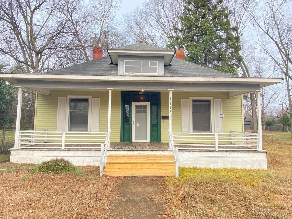 1113 Peachtree St in Gadsden, AL - Building Photo