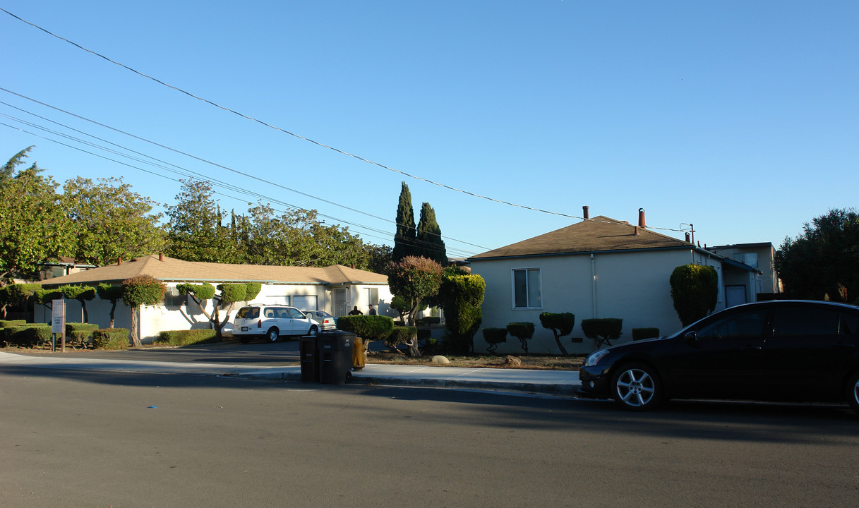 691 Berry Ave in Hayward, CA - Foto de edificio