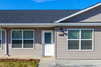 Valley Bluff Townhomes in Clinton, IA - Building Photo - Building Photo