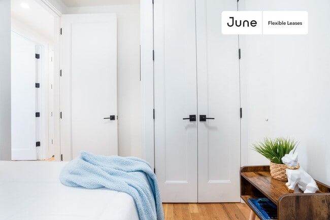 Enchanting ROOM at The Seneca House, Unit 3 in Queens, NY - Foto de edificio - Building Photo