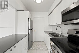 7555 Goreway Dr in Mississauga, ON - Building Photo - Building Photo
