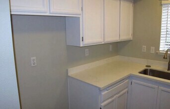 Ray Myers in Santa Rosa, CA - Foto de edificio - Building Photo