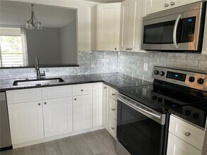 805 Cypress Blvd in Pompano Beach, FL - Building Photo - Building Photo