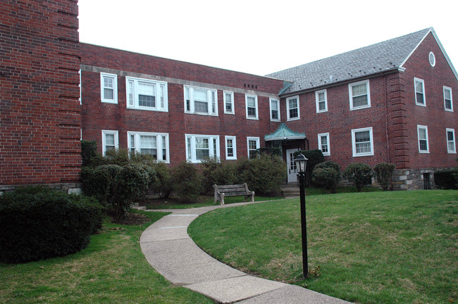 240 Highland Ave in Jenkintown, PA - Foto de edificio - Building Photo