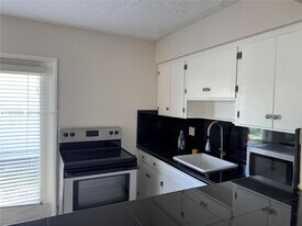 816 NE 10th St in Hallandale Beach, FL - Building Photo