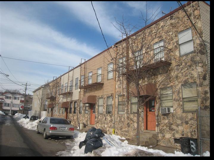 83-89 Thompson St in Staten Island, NY - Building Photo