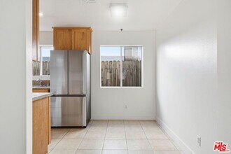 6616 Sylmar Ave in Los Angeles, CA - Foto de edificio - Building Photo