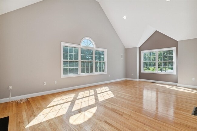 19 Benjamin Ln in Reading, MA - Building Photo - Building Photo