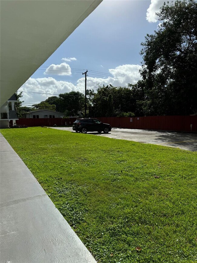 2420 Johnson St, Unit 102 in Hollywood, FL - Building Photo - Building Photo