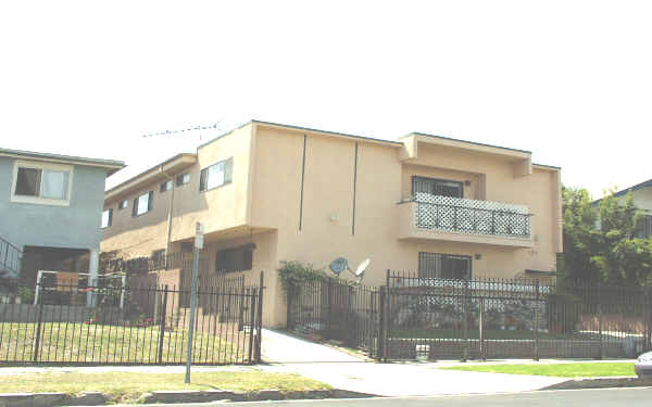 131 N Manhattan Pl in Los Angeles, CA - Building Photo