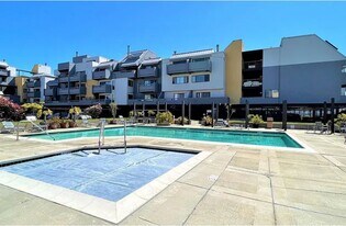 5 Embarcadero W, Unit 215 in Oakland, CA - Building Photo