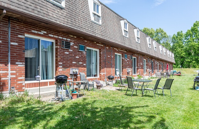Westwood Court Townhouses in West Springfield, MA - Foto de edificio - Building Photo