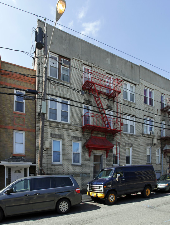 549 67th St in West New York, NJ - Building Photo