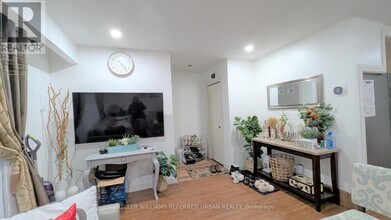 6532 Kuhn Crescent in Niagara Falls, ON - Building Photo - Building Photo