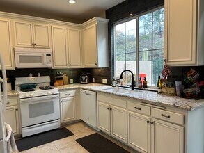 580 Fenwick Way in Simi Valley, CA - Foto de edificio - Building Photo