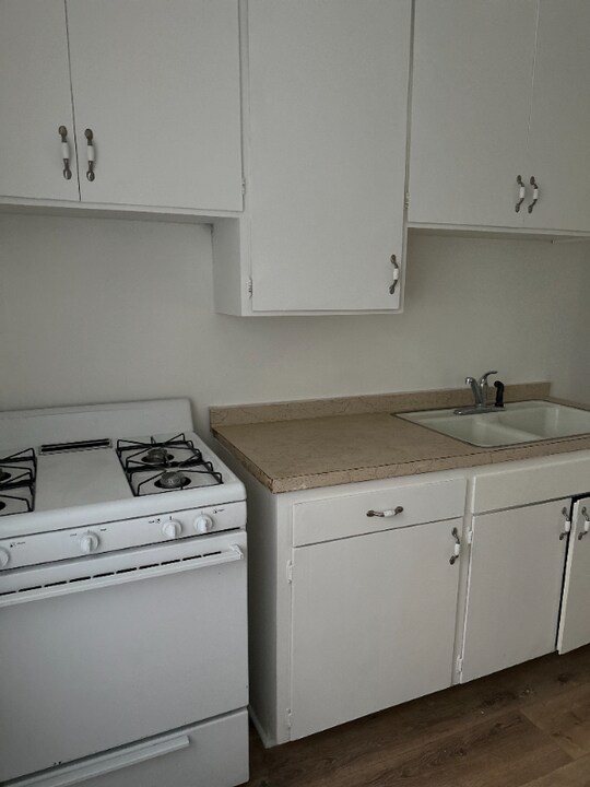 1828 N Kingsley Dr in Los Angeles, CA - Building Photo