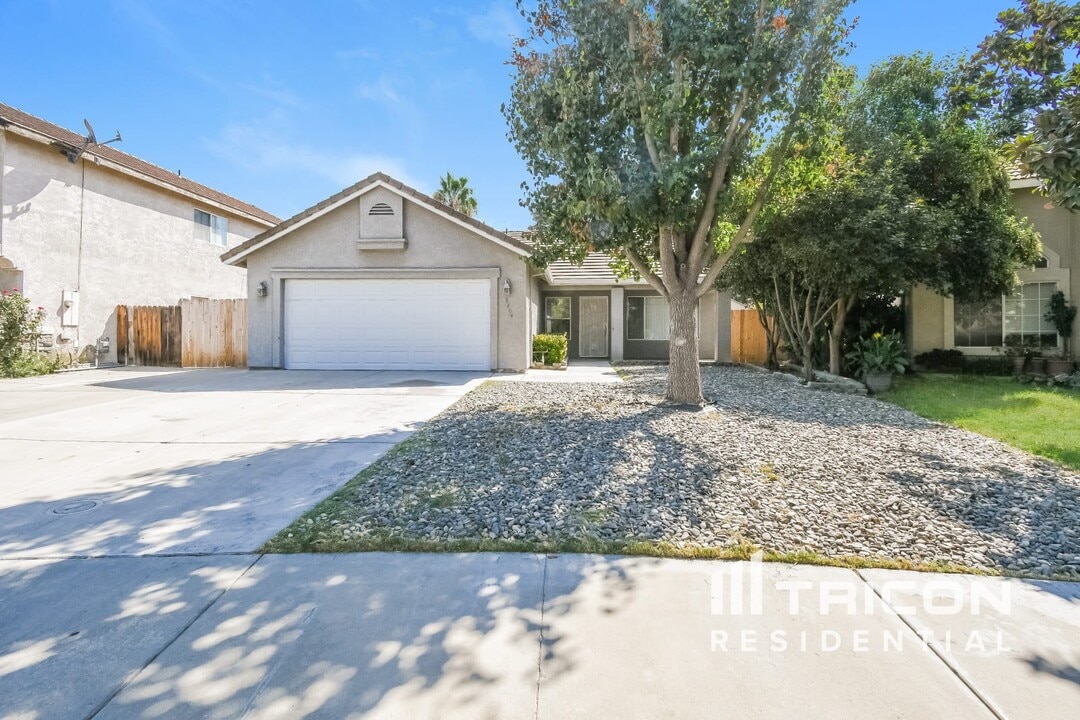 5204 Firenza Way in Salida, CA - Foto de edificio