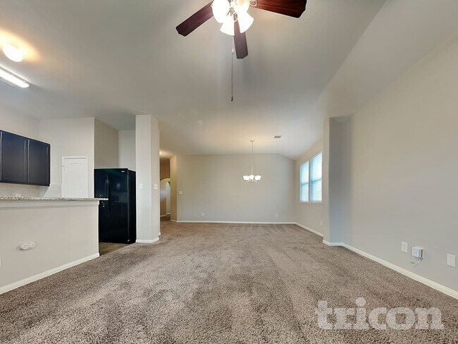 15607 Jackie Robinson Rd in Splendora, TX - Foto de edificio - Building Photo