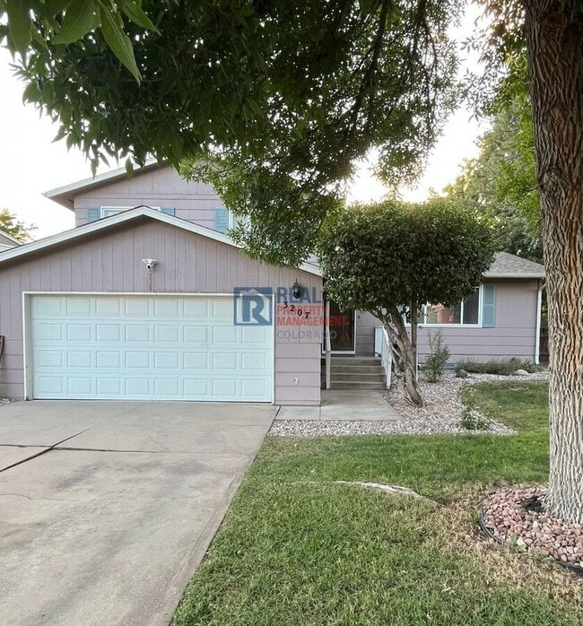 3207 Camelot Dr