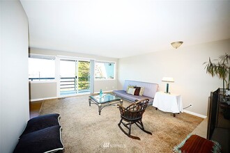 5012 Baker Ave NW, Unit Upstairs Right Room in Seattle, WA - Building Photo - Building Photo